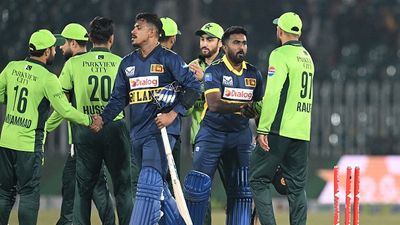 पाकिस्तान दौरे पर दहशत में श्रीलंकाई खिलाड़ी, बोर्ड से वनडे सीरीज रद्द करने की रखी मांग, जानें क्यों ? Sri Lanka's Maheesh Theekshana (CL) and Sri Lanka's Asitha Fernando (CR) shake hands