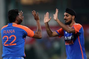 IND A vs SA A: साउथ अफ्रीका ने 1 पर 3 विकेट गंवाने के बाद बनाए 285 रन, अर्शदीप की मेहनत पर 6 से 8 नंबर के बल्लेबाजों ने पानी फेरा SportsTak Hindi