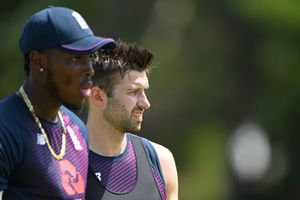 Ashes 2025: इंग्लैंड को सीरीज से पहले ही मिला सिरदर्द, 9 महीने बाद खेल रहा तूफानी गेंदबाज 8 ओवर फेंकते ही चोटिल SportsTak Hindi