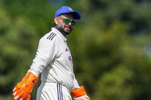 IND vs SA: साउथ अफ्रीका को ऋषभ पंत के इमोशंस पर खेलने की सलाह, दिग्गज विकेटकीपर ने कहा- उन्हें शांत रखने के लिए... SportsTak Hindi