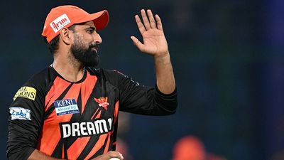 'मोहम्मद शमी को टीम में लेने के लिए मैं फ्रेंचाइज के सामने गिड़गिड़ा रहा था', दिग्गज क्रिकेटर का चौंकाने वाला खुलासा SportsTak Hindi