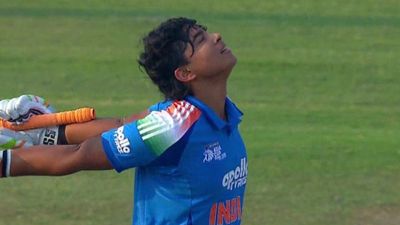 वैभव सूर्यवंशी के 32 गेंदों पर शतक और गुरजपनीत के तीन विकेटों की बदौलत भारत ने यूएई को 148 रनों से रौंदा SportsTak Hindi