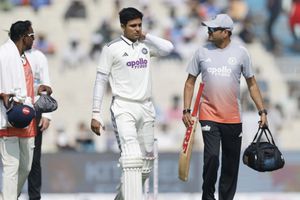 IND vs SA: शुभमन गिल चौका लगाते हुए चोटिल, 3 गेंद खेलकर हुए रिटायर्ड हर्ट, जानिए कितनी गंभीर है चोट SportsTak Hindi