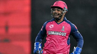 Sanju Samson Trade: संजू सैमसन को राजस्थान रॉयल्स ने ऐसे दी विदाई, रियान पराग बोले- मीडिया में जो बातें... Rajasthan Royals' captain Sanju Samson in this frame