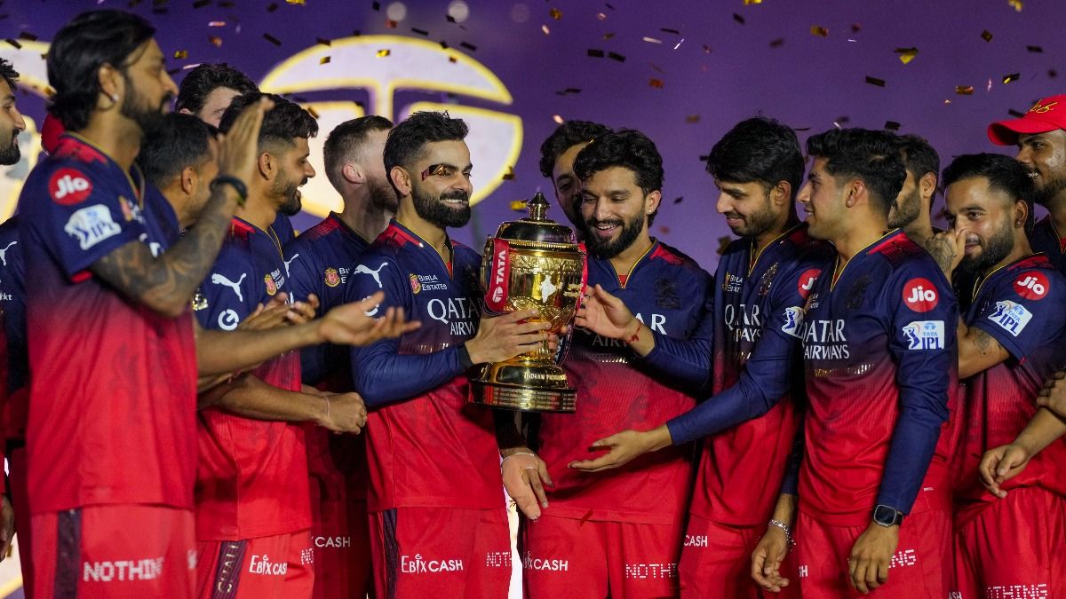 IPL 2026 Royal Challengers Bengaluru Retained & Released Players List: आरसीबी से बाहर हुए ये खिलाड़ी, यहां देखिए रिटेन-रिलीज की पूरी लिस्ट