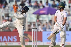 '2 बॉल इधर से डाल दे, प्लीज', ऋषभ पंत ने विकेट के पीछे से चली धोनी जैसी चाल, कुलदीप के साथ मिलकर अफ्रीकी बैटर का किया इस तरह शिकार, VIDEO SportsTak Hindi