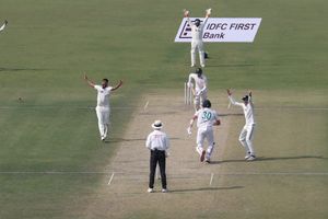 IND vs SA, 1st test: कोलकाता की पिच पर बवाल! विकेट जल्दी खराब होने से भारतीय कोच हैरान तो साउथ अफ्रीकी स्पिनर ने उड़ाया मजाक, कहा-गड्ढों पर खेलने... SportsTak Hindi