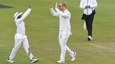 कौन हैं साइमन हार्मर जिनकी फिरकी के आगे ढेर हुई टीम इंडिया, 10 साल पहले भारत दौरे के बाद खत्म हो गया था करियर, ले चुके हैं 1000 प्लस विकेट Temba Bavuma and Simon Harmer