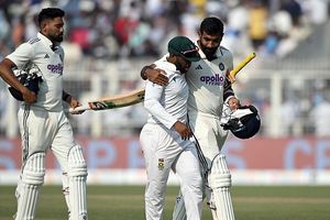 जसप्रीत बुमराह ने मैच खत्म होने के बाद टेंबा बवुमा से काफी देर तक की बात, गले लगाकर समझाया, VIDEO वायरल SportsTak Hindi