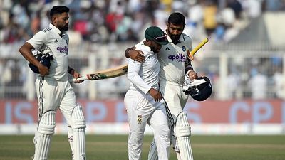 जसप्रीत बुमराह ने मैच खत्म होने के बाद टेंबा बवुमा से काफी देर तक की बात, गले लगाकर समझाया, VIDEO वायरल SportsTak Hindi