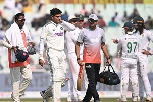 क्या गर्दन में खिंचाव के बाद शुभमन गिल साउथ अफ्रीका के खिलाफ खेलेंगे दूसरा टेस्ट? कोच गंभीर ने दी सबसे बड़ी अपडेट SportsTak Hindi