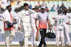 IND vs SA: शुभमन गिल दूसरे टेस्ट के लिए टीम इंडिया के साथ नहीं जा सकेंगे गुवाहाटी! अस्पताल से लौटने के बाद भारतीय कप्तान के सामने बड़ी चुनौती SportsTak Hindi