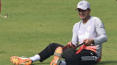 IND vs SA: शुभमन गिल अगर गुवाहाटी टेस्ट से हुए बाहर तो किसे मिलेगा उनकी जगह मौका? भारतीय कप्तान को रिप्लेस करने की रेस में दो बल्लेबाज SportsTak Hindi