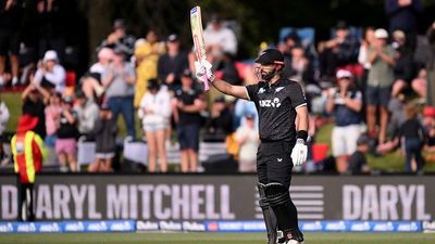 न्यूजीलैंड का स्टार खिलाड़ी शतक ठोकने के कुछ देर बाद सीरीज पर बाहर! जानें क्या है पूरा मामला SportsTak Hindi