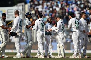 'कोहली-सचिन भी नहीं टिकते', कोलकाता की खराब पिच पर भड़का पूर्व भारतीय गेंदबाज, टीम इंडिया को भी सुनाई खरी-खोटी SportsTak Hindi