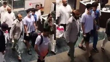 शुभमन गिल का अस्पताल से छुट्टी मिलने के बाद पहला Video आया सामने, सर्वाइकल कॉलर पहने बाहर निकले दिखे भारतीय कप्तान 