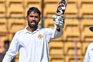 3 मैच में दूसरा दोहरा शतक! कर्नाटक के बल्लेबाज का रणजी ट्रॉफी में धमाल जारी, सनराइजर्स ने बिना खिलाए IPL 2026 के लिए किया है रिटेन SportsTak Hindi