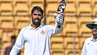 3 मैच में दूसरा दोहरा शतक! कर्नाटक के बल्लेबाज का रणजी ट्रॉफी में धमाल जारी, सनराइजर्स ने बिना खिलाए IPL 2026 के लिए किया है रिटेन SportsTak Hindi