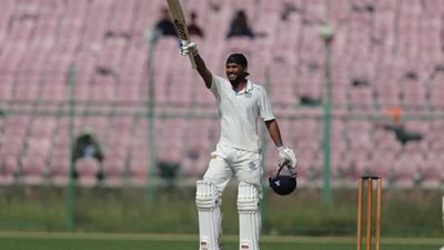 CSK के साथ रहे खिलाड़ी ने 8वें नंबर पर उतर ठोका शतक, चौकों से ज्यादा उड़ाए छक्के, IPL 2026 ऑक्शन से पहले 19 साल के बल्लेबाज का तूफान SportsTak Hindi