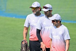 IND vs SA: शुभमन की जगह लेने के दावेदार की प्रैक्टिस में खुली पोल, बार-बार लगा बल्ले का बाहरी किनारा, गंभीर-कोटक को देनी पड़ी सलाह SportsTak Hindi