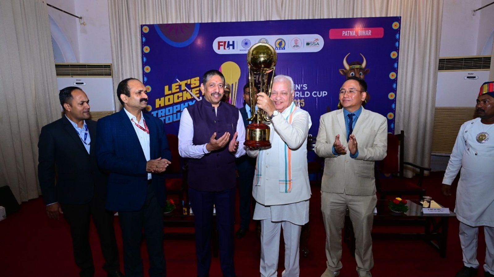 जूनियर हॉकी वर्ल्ड कप 2025 की ट्रॉफी पटना पहुंची, राजभवन में राज्यपाल ने किया स्वागत जूनियर हॉकी वर्ल्ड कप 2025 की ट्रॉफी पटना पहुंची, राजभवन में राज्यपाल ने किया स्वागत