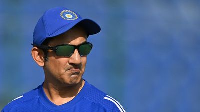 'कोच अंदर जाकर थोड़ी खेलेगा', गौतम गंभीर के सपोर्ट में पूर्व क्रिकेटर का आलोचकों को करारा जवाब SportsTak Hindi