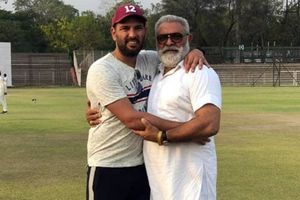 EXCLUSIVE | 'मैं मरना चाहता हूं' वाले कमेंट पर भड़के योगराज सिंह, कहा - युवराज हर महीना 50 हजार... SportsTak Hindi