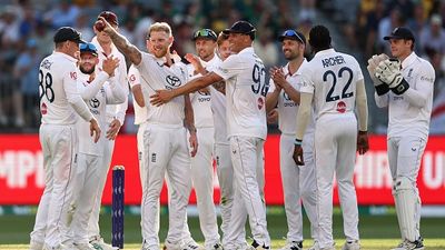 Ashes: पर्थ टेस्ट में इंग्लैंड 49 रन से आगे, मिचेल स्टार्क के सात विकेट का बेन स्टोक्स ने दिया मुंहतोड़ जवाब, फाइफर के दम पर ऑस्ट्रेलिया को 123 रन पर दिए 9 झटके SportsTak Hindi