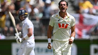 The Ashes: मिचेल स्टार्क ने पर्थ टेस्ट में रचा इतिहास, एशेज में ऐसा करने वाले बने पहले गेंदबाज, दो दिग्गजों को छोड़ा पीछे SportsTak Hindi