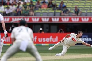 ऐसा रिटर्न कैच नहीं देखा होगा, मिचेल स्टार्क ने 35 की उम्र में दिखाई चीते जैसी फुर्ती, जैक क्रॉली का मुंह खुला रह गया, VIDEO SportsTak Hindi