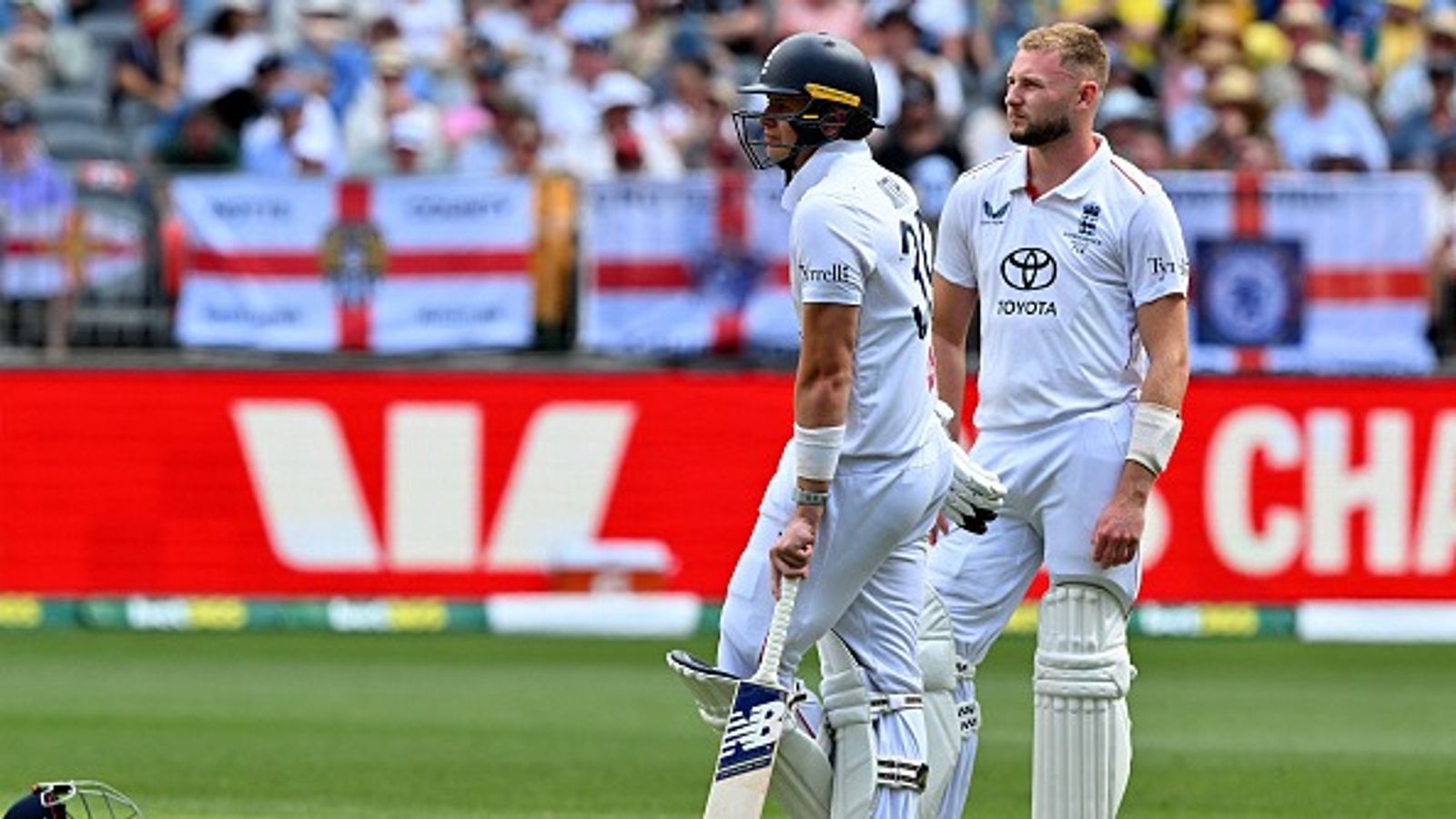 AUS vs ENG: इंग्लिश बल्लेबाज को कैच आउट देने पर विवाद, बल्ले-गेंद में दिखी दूरी, थर्ड अंपायर ने फैसला करने में लिए 4 मिनट, देखिए Video AUS vs ENG: इंग्लिश बल्लेबाज को कैच आउट देने पर विवाद, बल्ले-गेंद में दिखी दूरी, थर्ड अंपायर ने फैसला करने में लिए 4 मिनट, देखिए Video