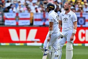 AUS vs ENG: इंग्लिश बल्लेबाज को कैच आउट देने पर विवाद, बल्ले-गेंद में दिखी दूरी, थर्ड अंपायर ने फैसला करने में लिए 4 मिनट, देखिए Video SportsTak Hindi