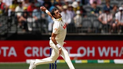 मिचेल स्टार्क जैसा कोई नहीं, अंग्रेजों को किया पूरी तरह पस्त, 12 सालों में ऐसा करने वाले बने दुनिया के पहले पेसर SportsTak Hindi