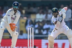 IND vs SA: साउथ अफ्रीकी बैटिंग ने टीम इंडिया को किया परेशान, कुलदीप ने बचाई लाज, मेहमानों ने पहले दिन बनाए 247 रन SportsTak Hindi