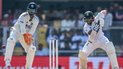 IND vs SA: साउथ अफ्रीकी बैटिंग ने टीम इंडिया को किया परेशान, कुलदीप ने बचाई लाज, मेहमानों ने पहले दिन बनाए 247 रन SportsTak Hindi