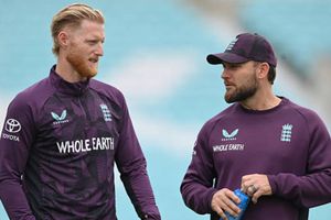 Perth Test : सिर्फ 2 दिन में हार से दुखी इंग्लैंड के कोच ब्रैंडन मैक्कलम, जानिए खिलाड़ियों से क्या कहा ? SportsTak Hindi