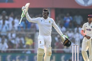 कौन हैं सेनुरन मुथुसामी? जिनके पूर्वज भारत से गए थे अफ्रीका, डेब्यू में किया था विराट कोहली का शिकार, अब शतक ठोक मचाया कोहराम SportsTak Hindi