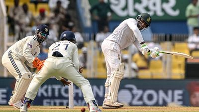 IND vs SA: 2 टेस्ट में मिले 2 विकेट और लगा टेस्ट करियर खत्म, उसने अब टीम इंडिया को दिए ज़ख्म, जानिए कैसे South Africa's Senuran Muthusamy (R) plays a shot