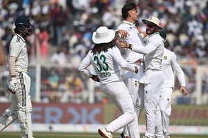 IND vs SA: 'बहुत ही साधारण बैटिंग', रवि शास्त्री में गुवाहाटी टेस्ट में घुटने टेकने पर भारतीय बल्लेबाजों को लताड़ा, बोले- हाथ उठाकर आपको... SportsTak Hindi