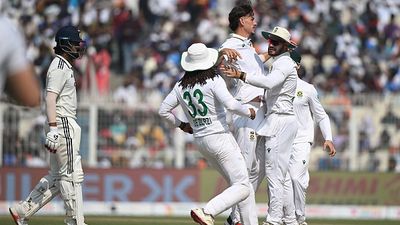 IND vs SA: 'बहुत ही साधारण बैटिंग', रवि शास्त्री में गुवाहाटी टेस्ट में घुटने टेकने पर भारतीय बल्लेबाजों को लताड़ा, बोले- हाथ उठाकर आपको... SportsTak Hindi