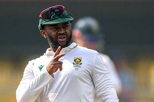 फॉलोऑन पर कन्फ्यूज हुए टेंबा बवुमा, बीच मैदान से ड्रेसिंग रूम तक की दौड़ ने सबको चौंकाया, अंपायर से भी ली परमिशन SportsTak Hindi