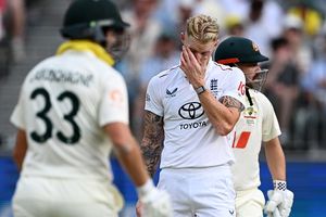 इंग्लैंड की टीम पर्थ में लाखों के बर्बाद हुए खाने की दोषी! एशेज सीरीज का पहला टेस्ट दो दिन में खत्म होने पर जस्टिन लैंगर का बेन स्टोक्स की टीम पर आरोप SportsTak Hindi