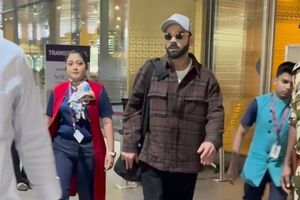 IND vs SA: विराट कोहली साउथ अफ्रीका के खिलाफ वनडे सीरीज के लिए पहुंचे भारत, मुंबई एयरपोर्ट पर बिल्कुल अलग अंदाज में आए नजर, Video SportsTak Hindi