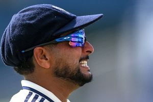 मैदान पर गरमाया माहौल, कुलदीप यादव के ढीले रवैये पर ऋषभ पंत हुए आगबबूला, कमेंट्री में रवि शास्त्री ने भी लगाई क्लास SportsTak Hindi