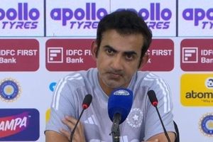 गौतम गंभीर सिर्फ दो महीने में निकले पलटू, साउथ अफ्रीका से हार पर ठनका माथा, 'ट्रांजिशन' को लेकर फैंस ने जमकर लताड़ा SportsTak Hindi