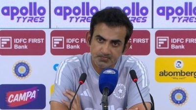 गौतम गंभीर सिर्फ दो महीने में निकले पलटू, साउथ अफ्रीका से हार पर ठनका माथा, 'ट्रांजिशन' को लेकर फैंस ने जमकर लताड़ा SportsTak Hindi