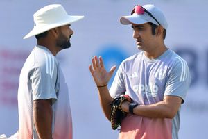 टीम इंडिया की हार के बाद गौतम गंभीर के सपोर्ट में उतरे सुनील गावस्कर, कहा - उनको निकालना... SportsTak Hindi