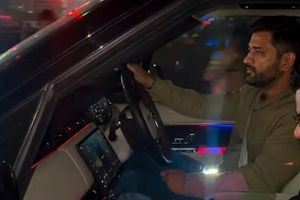 धोनी के घर मिलने गए विराट कोहली सहित टीम इंडिया के तमाम खिलाड़ी, VIDEO वायरल SportsTak Hindi