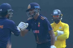 SMAT 2025: हिम्मत सिंह ने आखिरी गेंद पर छक्का लगाकर दिल्ली को दिलाई जीत, चक्रवर्ती की टीम लगातार दूसरा मैच हारी SportsTak Hindi