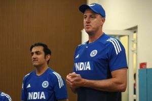IND vs SA: 'साउथ अफ्रीकी टीम...', बॉलिंग कोच ने टेस्ट शिकस्त से निराश भारतीय खिलाड़ियों को वनडे सीरीज से पहले चेताया SportsTak Hindi